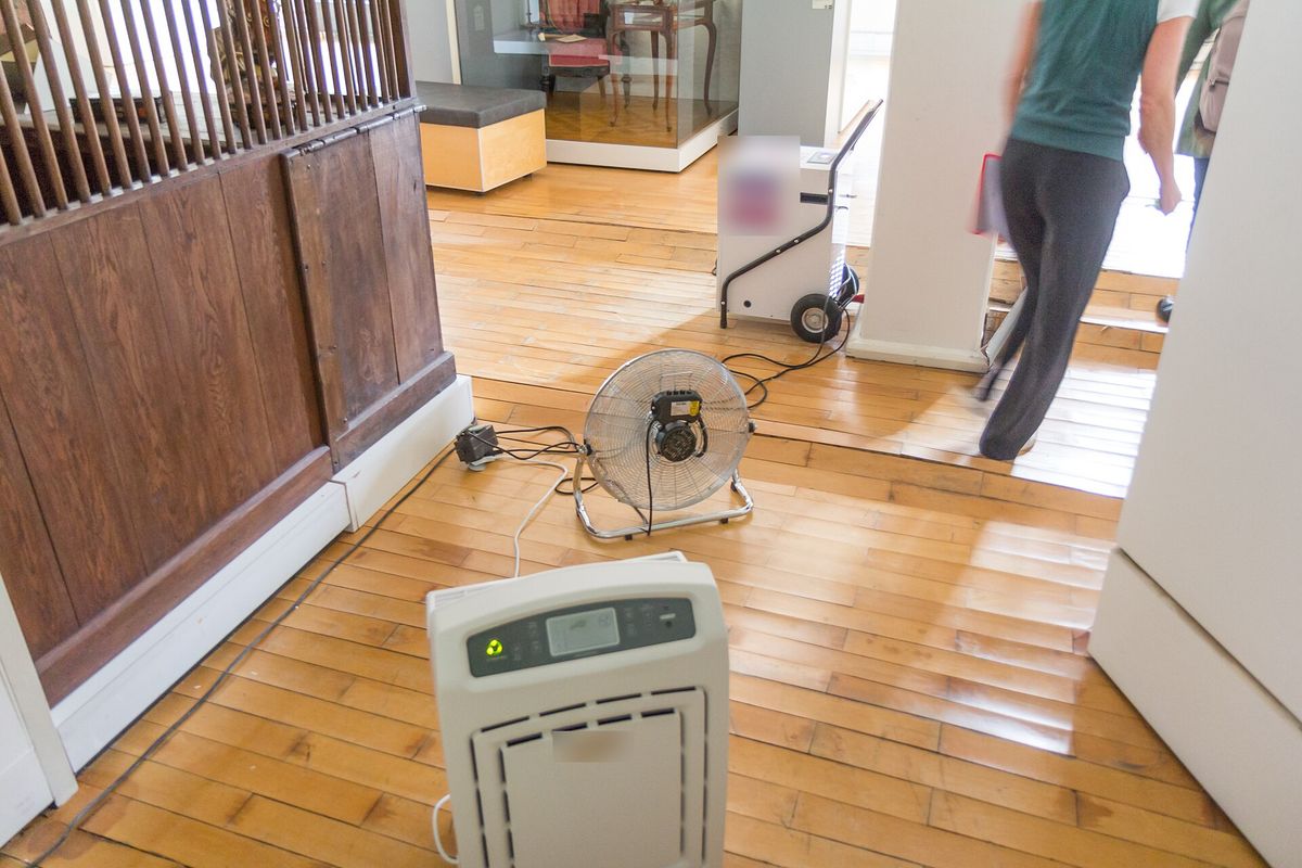 Deshumidificador y ventiladores secando la sala de un museo tras una inundación