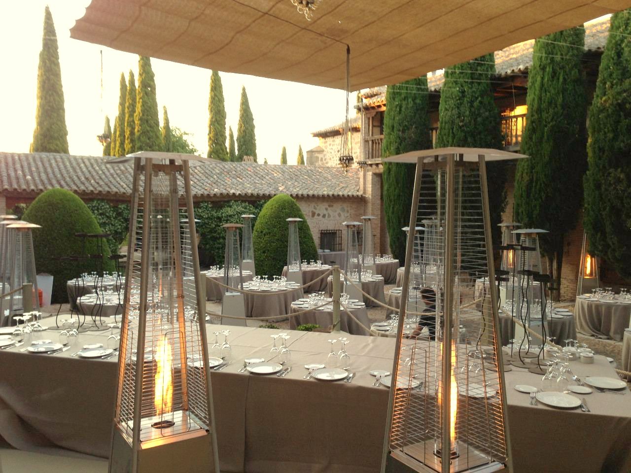 Terraza de un evento con estufas de gas encendidas